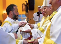 Diakon Mariusz Grondys jest na co dzień zaangażowany życie parafii pw. św. Franciszka z Asyżu w Zielonej Górze, gdzie należy do Fraterni Franciszkańskiej Effatha. Pracuje jako nauczyciel przedmiotów zawodowych i katecheta w Zespole Szkół i Placówek Kształcenia Zawodowego. Ma żonę i dwójkę dzieci. Informacje o przygotowaniu do diakonatu stałego na: www.ift.zgora.pl.