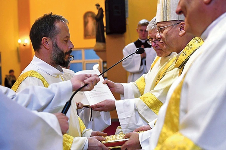 Diakon Mariusz Grondys jest na co dzień zaangażowany życie parafii pw. św. Franciszka z Asyżu w Zielonej Górze, gdzie należy do Fraterni Franciszkańskiej Effatha. Pracuje jako nauczyciel przedmiotów zawodowych i katecheta w Zespole Szkół i Placówek Kształcenia Zawodowego. Ma żonę i dwójkę dzieci. Informacje o przygotowaniu do diakonatu stałego na: www.ift.zgora.pl.