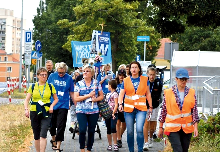 Pielgrzymka rozpoczyna się 31 lipca Mszą św.  o godz. 18.30 w kościele pw. Najświętszego Zbawiciela w Zielonej Górze. Nazajutrz – po noclegu w SP nr 6 – pątnicy o godz. 8 ruszają na szlak. Szczegółowe informacje i zapisy na www.warsztatywdrodze.pl.