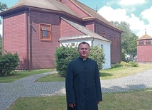 Drewniany kościół ma swoje początki w 1763 roku. Ks. Piotr Błażejczyk, obejmując probostwo, był najmłodszym proboszczem w diecezji. To także stolarz, kierowca autobusu i oblat benedyktyński.