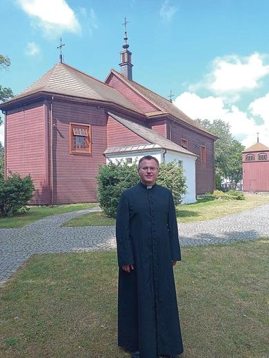 Drewniany kościół ma swoje początki w 1763 roku. Ks. Piotr Błażejczyk, obejmując probostwo, był najmłodszym proboszczem w diecezji. To także stolarz, kierowca autobusu i oblat benedyktyński.