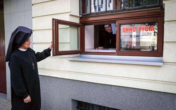 Każde pozostawione tu dziecko siostry otaczają modlitwą.