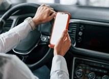 Telefon za kierownicą – konsekwencje i sposoby na unikanie rozproszenia