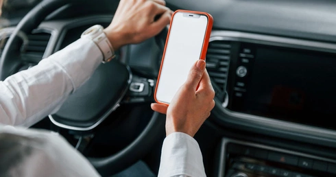 Telefon za kierownicą – konsekwencje i sposoby na unikanie rozproszenia