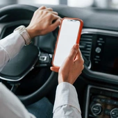 Telefon za kierownicą – konsekwencje i sposoby na unikanie rozproszenia