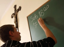 Sondaż na temat liczby lekcji religii w szkołach