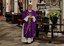 Zwiedzanie archikatedry wrocławskiej z proboszczem przyciągnęło tłum. Będzie kontynuacja