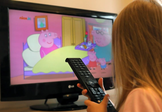 Niekontrolowane oglądanie bajek to „złudna niania” 