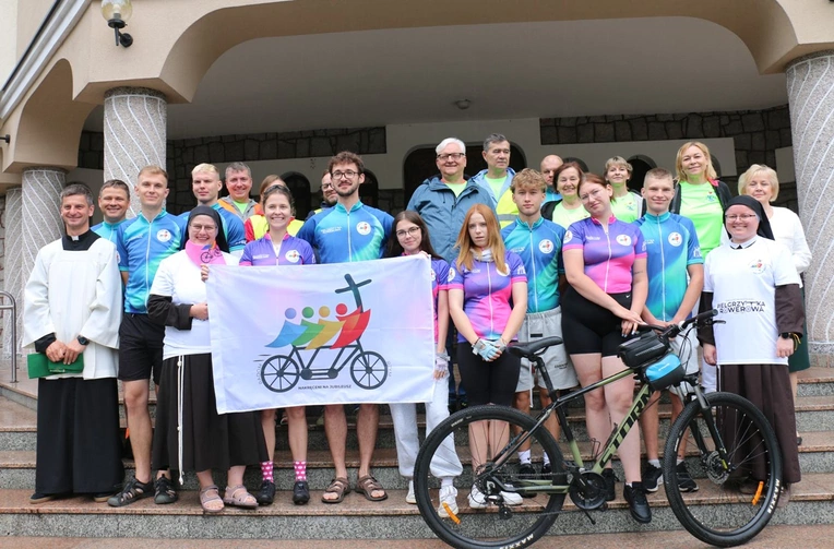 Pielgrzymi wyruszyli po Mszy św. sprawowanej w kaplicy seminaryjnej.