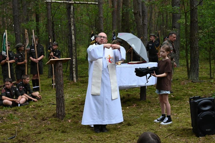 Harcerska Msza św. w lesie