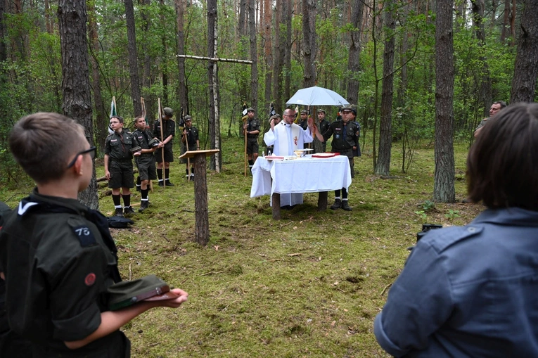 Harcerska Msza św. w lesie