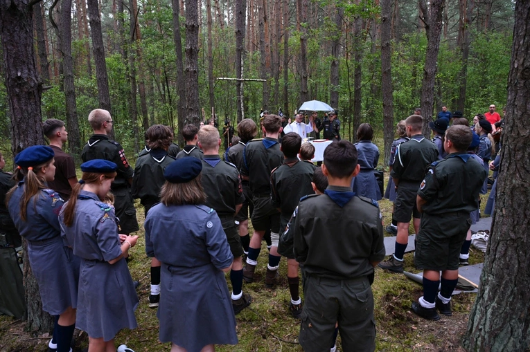 Harcerska Msza św. w lesie