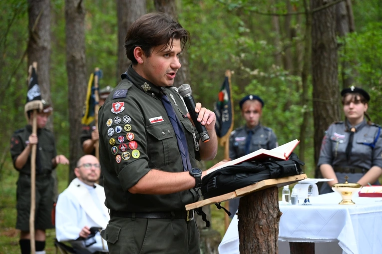 Harcerska Msza św. w lesie