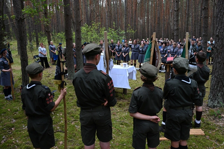 Harcerska Msza św. w lesie