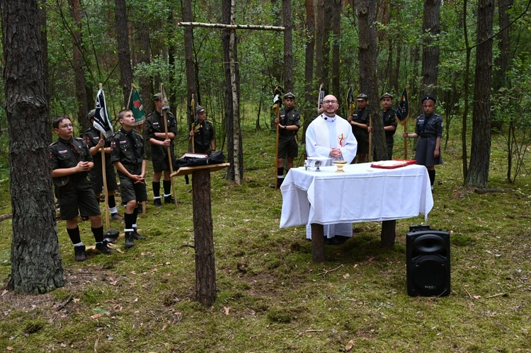 Harcerska Msza św. w lesie