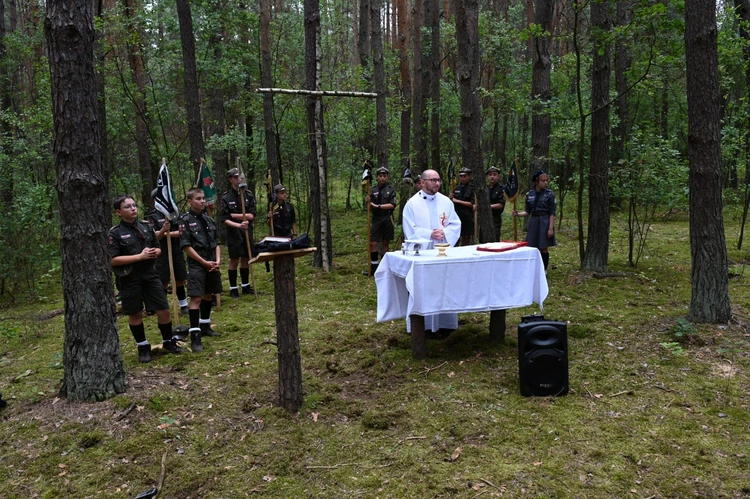 Harcerska Msza św. w lesie
