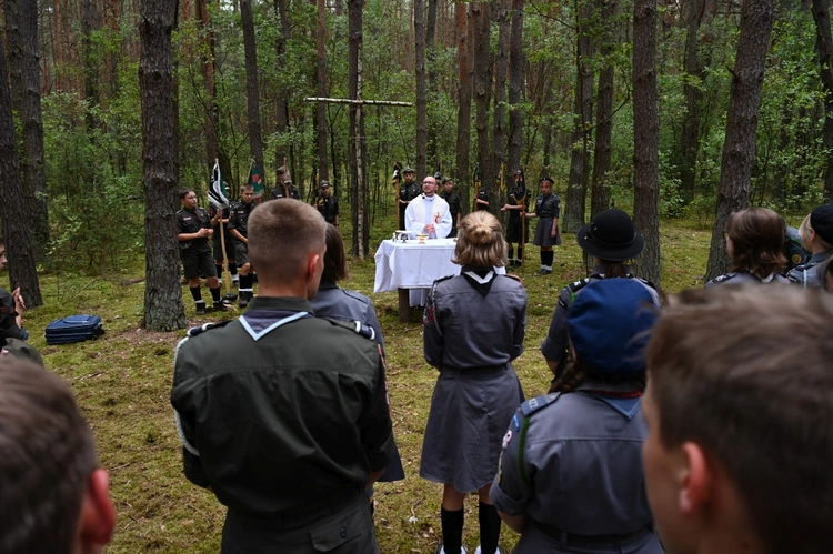 Harcerska Msza św. w lesie