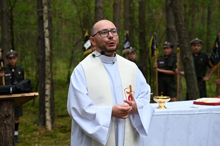 Harcerska Msza św. w lesie
