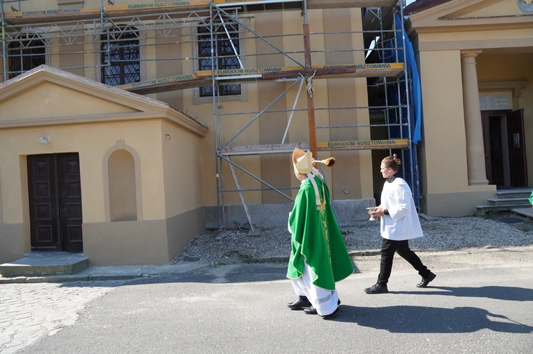 Kościół w Psarach, należący do parafii pw. św. Jakuba Apostoła w Małujowicach, pięknieje