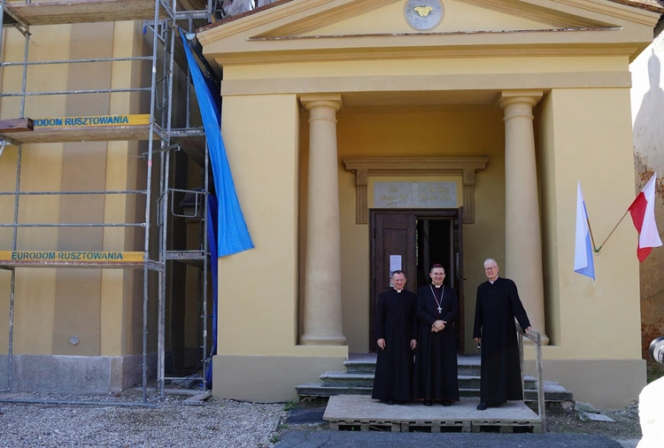 Kościół w Psarach, należący do parafii pw. św. Jakuba Apostoła w Małujowicach, pięknieje