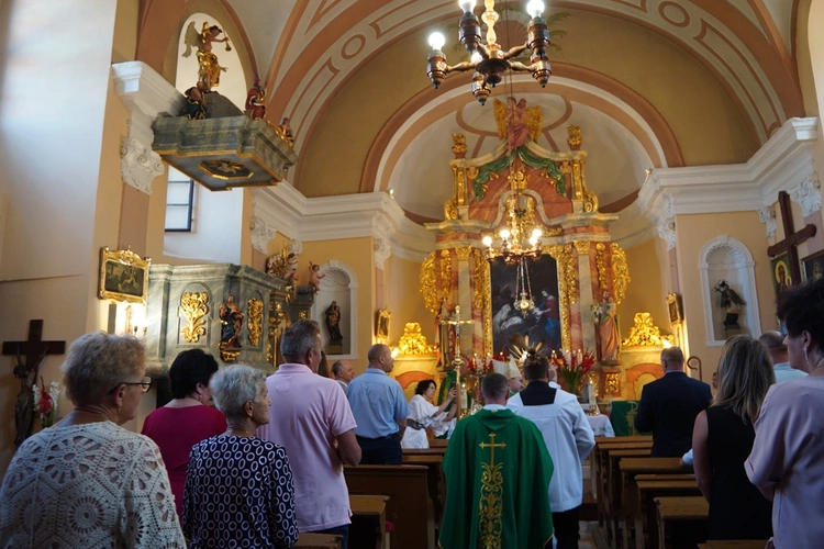 Kościół w Psarach, należący do parafii pw. św. Jakuba Apostoła w Małujowicach, pięknieje