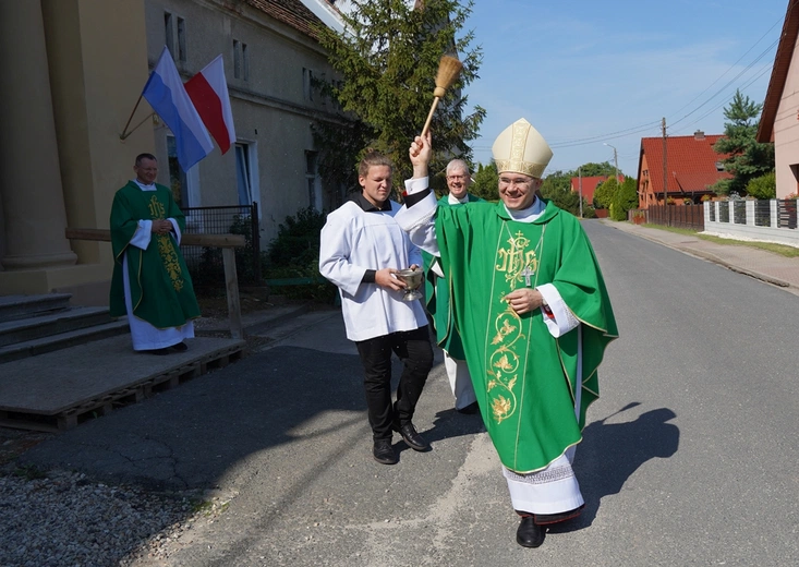 Kościół w Psarach, należący do parafii pw. św. Jakuba Apostoła w Małujowicach, pięknieje