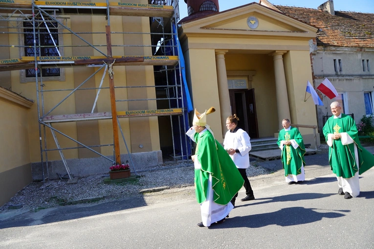 Kościół w Psarach, należący do parafii pw. św. Jakuba Apostoła w Małujowicach, pięknieje