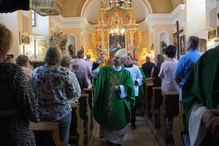 Kościół w Psarach, należący do parafii pw. św. Jakuba Apostoła w Małujowicach, pięknieje