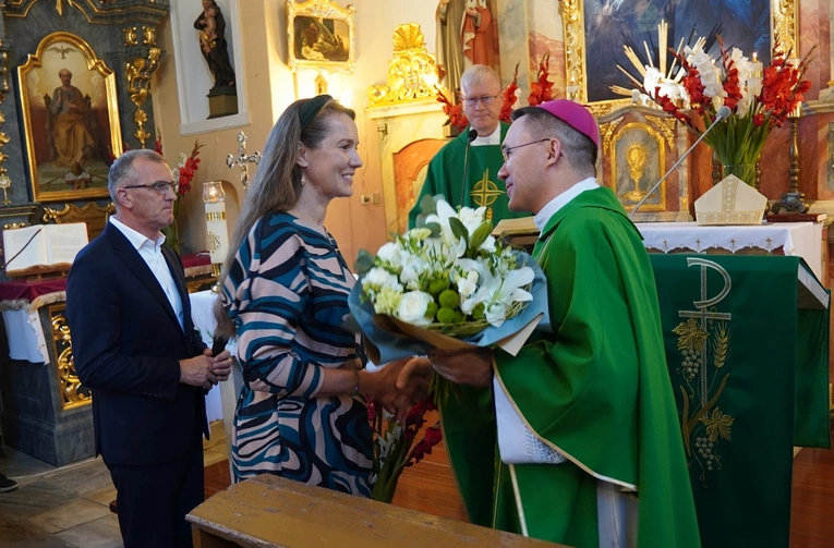 Kościół w Psarach, należący do parafii pw. św. Jakuba Apostoła w Małujowicach, pięknieje