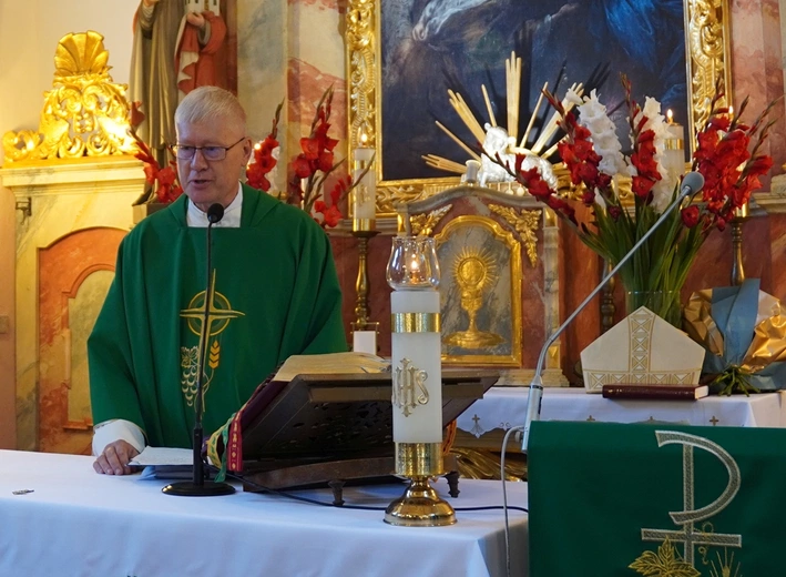 Kościół w Psarach, należący do parafii pw. św. Jakuba Apostoła w Małujowicach, pięknieje