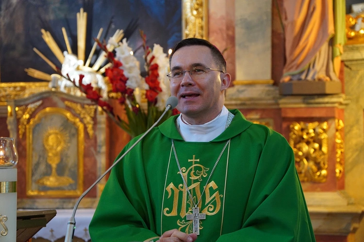 Kościół w Psarach, należący do parafii pw. św. Jakuba Apostoła w Małujowicach, pięknieje