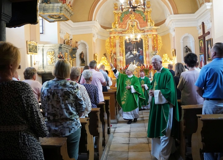 Kościół w Psarach, należący do parafii pw. św. Jakuba Apostoła w Małujowicach, pięknieje