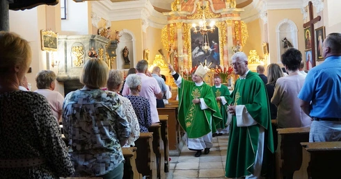 Kościół w Psarach, należący do parafii pw. św. Jakuba Apostoła w Małujowicach, pięknieje