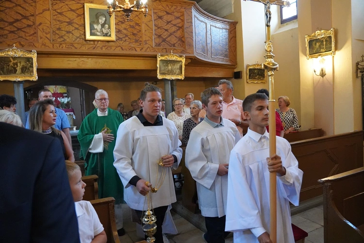 Kościół w Psarach, należący do parafii pw. św. Jakuba Apostoła w Małujowicach, pięknieje