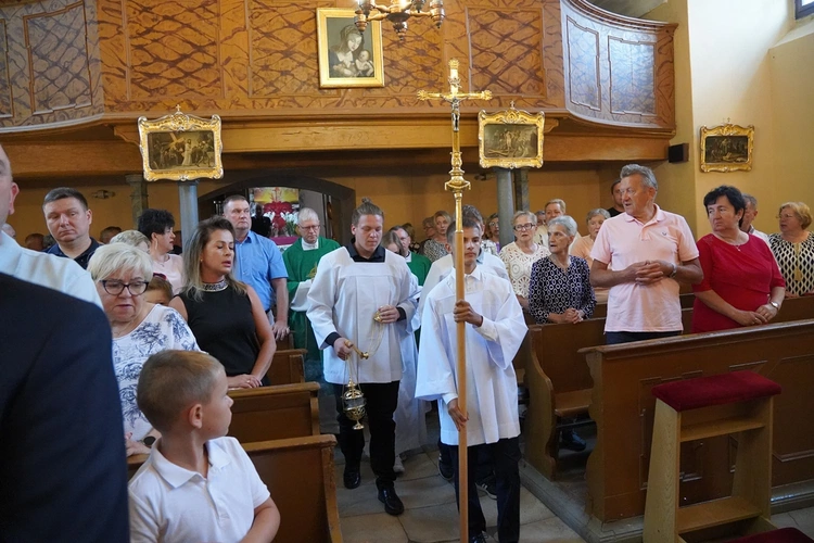 Kościół w Psarach, należący do parafii pw. św. Jakuba Apostoła w Małujowicach, pięknieje
