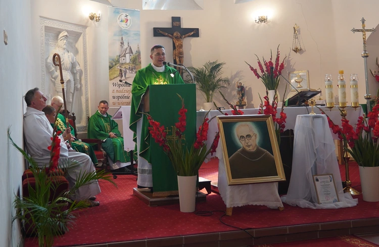 Gać. Wprowadzenie relikwii św. Maksymiliana Marii Kolbego 