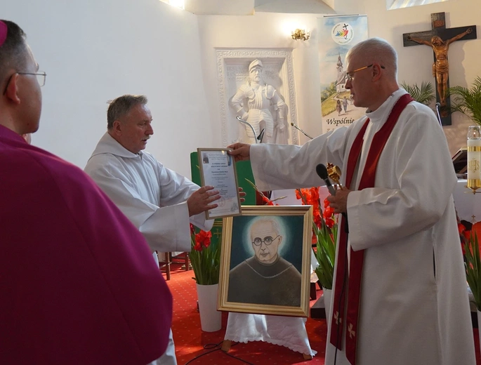 Gać. Wprowadzenie relikwii św. Maksymiliana Marii Kolbego 
