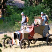 Rekonstrukcja historyczna przybliżała epizody z wojny polsko-bolszewickiej, w której uczestniczyły pojazdy pancerne Fordy FTB.