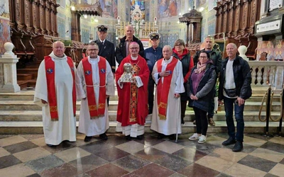 Pielgrzymi na łodziach
