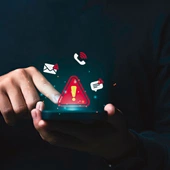 Jak bezpiecznie korzystać ze smartfona? Poznaj najważniejsze zasady