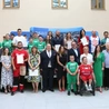 Laureaci zwycięskich projektów z włodarzami miasta.