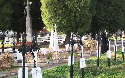 Na miejscowym cmentarzu pochowanych jest ok. 750 sióstr zakonnych.