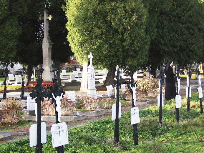 Na miejscowym cmentarzu pochowanych jest ok. 750 sióstr zakonnych.