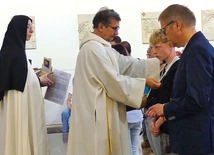U sióstr karmelitanek kilkanaście osób założyło 16 lipca szatę Maryi. 