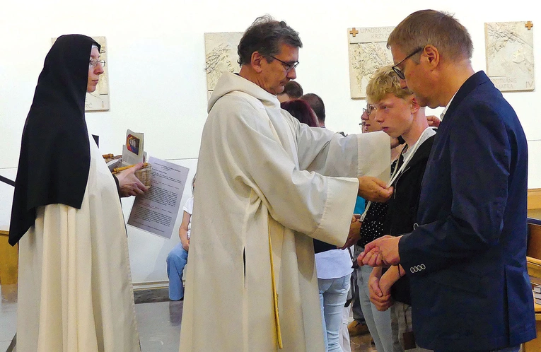 U sióstr karmelitanek kilkanaście osób założyło 16 lipca szatę Maryi. 