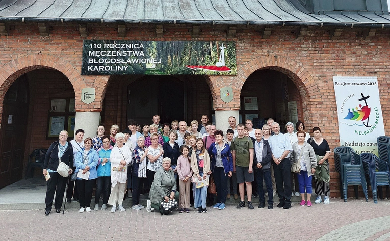 Parafialna grupa pielgrzymkowa z proboszczem ks. Jarosławem Wiśniewskim w sanktuarium bł. Karoliny Kózkówny w Zabawie.  