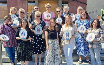 Uczestniczki nauk z Cudownym Medalikiem, razem z Danutą Jęczmyk OV i o. Arkadiuszem Bąkiem OFM Conv. 