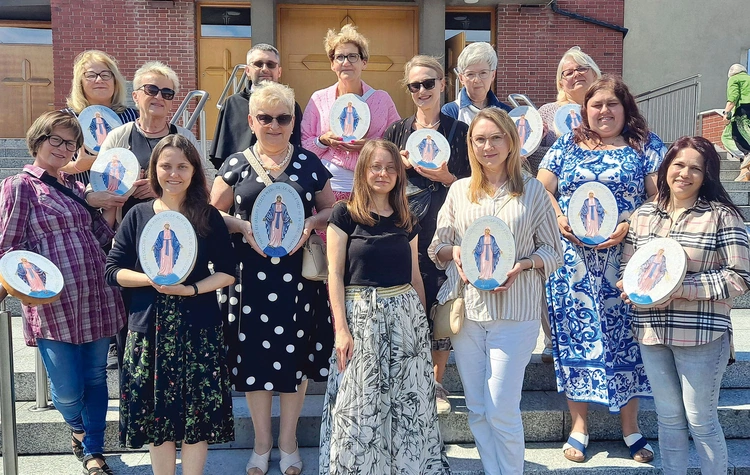 Uczestniczki nauk z Cudownym Medalikiem, razem z Danutą Jęczmyk OV i o. Arkadiuszem Bąkiem OFM Conv. 