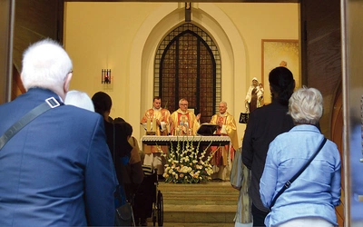 Eucharystia w klasztorze NMP Matki Kościoła i św. Józefa w Katowicach zgromadziła wielu wiernych, którzy chcieli modlić się wraz z siostrami karmelitankami.