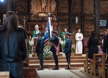 Eucharystii towarzyszyły poczty sztandarowe.